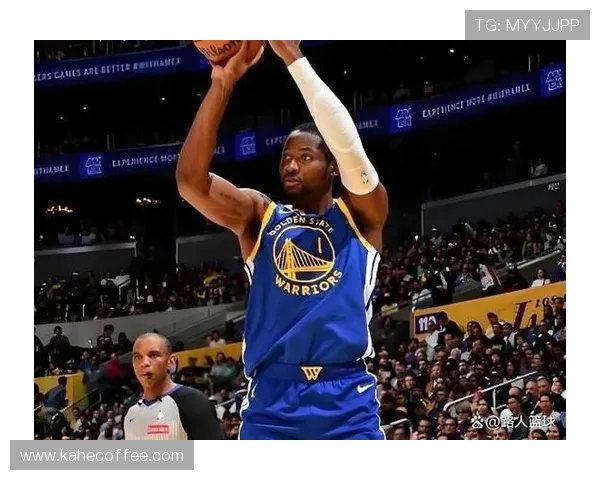 勇士与掘金季后赛第三场激战回顾球星表现与战术分析